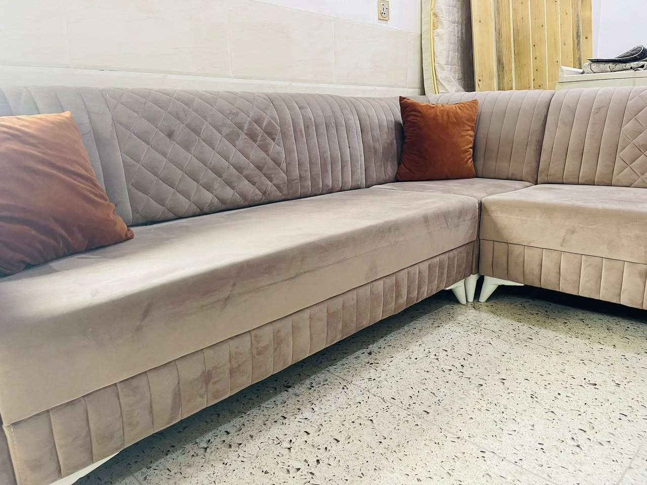 سڵاو بەڕیزان ئەم تاقم ئێڵە بۆ فرۆشتن زۆرکەم بەکارهاتوە وەک لۆک وایە 8  نەفەریە دەسکردە و بازاڕی نیە هەربەڕێزک مشتەریە پەیوەندی بکات لە سلیمانی 
0772 524 94 68
