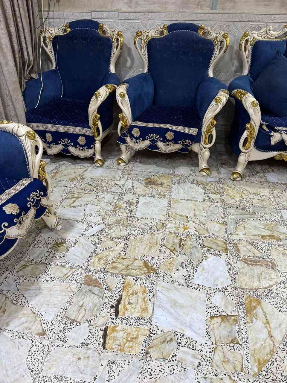 السلام عليكم تخم ملكي ١٠ مقاعد تزكام نضيف وجديد مابي اي ضرر ولا كسر للاستفسار مراسلة الرقم ***********
