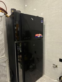 غراض للبيع  ثلاجة هيتاشي نظيفه وشغاله تجميد وتبريد بس لان كبيره قياس ٩...