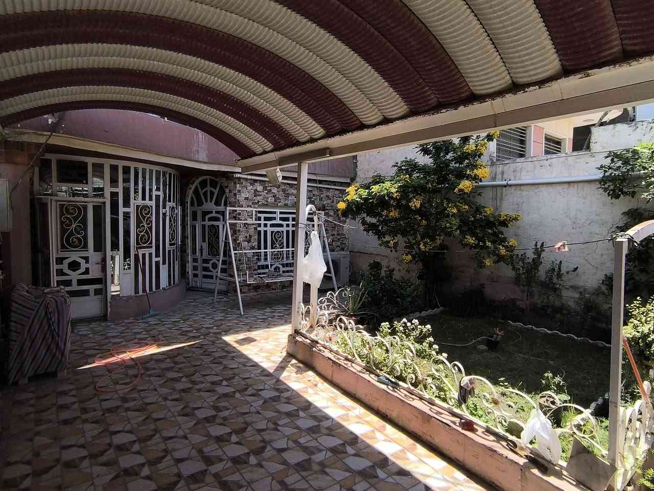 حله حي المهندسين  بفرع مجمع الامين الطبي  قريب كلش  على شارع المهندسين 
بيت مساحته 168 يحتوي على 3 غرف
 غرفه في الطابق الارضي
 وغرفتان في الطابق الاول  واحد الغرف في الطابق الاول تكون سويت كامل يعني تحتوي على صحيات كامله 
ويحتوي على استقبال ومطبخ في الطابق الاسفل وصحيات وهول 
وفي الخارج الحديقه يحتوي على طارمه كبيره وصحيات وحديقه 
للاستفسار اكثر الاتصال على الرقم 
‏‪***********‬‏
