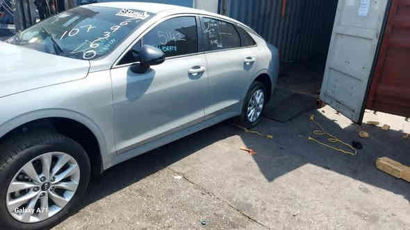 السلام عليكم 
K5 2023 ماشيه 40الف 
رقم بغداد بسمنه فول مواصفات عده الفتحه 
حادثه موجود بالصور مكفوله من الصبغ مبدل بيها قطعه وحده نفس اللون 
***********
195  وبيها مجال
