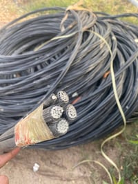 اسلام عليكم للبيع ضفيره (٥) خطوط ام120 250متر +٧اعمده حديد ثقيل ابيع ا...