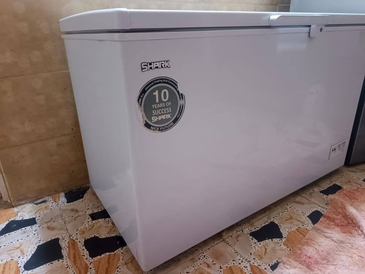مجمدة shark حجم 14 قدم ما بيها عطل تجميد زين سعر 300 
المكان التاجي
***********
