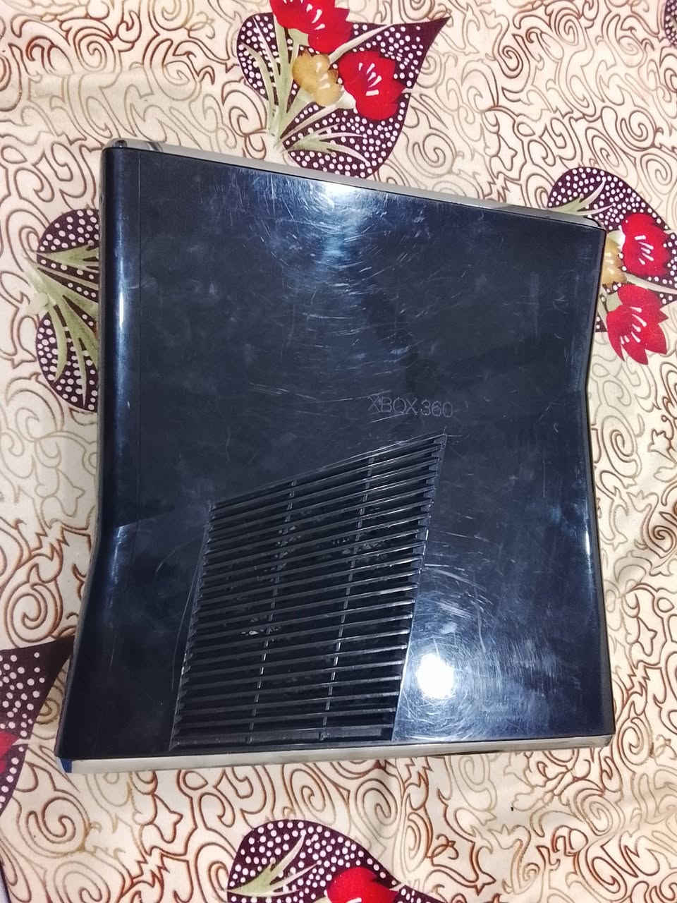 السلام عليكم اكس بوكس 360 سلم للبيع قطعه نضيفه جدا ما مفتوح ما مبدل هارد تخيل حتى الهارد مالته ما طالع منه كلشي ما ملعوب استعمال قليل وبي ضمان سبوعين من العطل و اطيك ويا دركسيون نضيف جدا واطيك الدركسيون باكيته وبالجياس مالته والوايرات مال اكس بوكس كله بلاد ما مبدل شي منهن حتى HDMI بلاد واطيك ويا يده اصلي مال بلاد من الباكيت فاتحه اصلي اليده ام العلبه الحمره واطيك غلاف يده حلو واطيك قرصين مال لعبة سيارات للدركسون واطيك الدركسيون والبلي بالياكيتات و بالجياس 
السعر ٢٣٥ الف ولا دكول هواي لأن ويا هواي شغلات حلوه واني ماخذه من أمير بانده 
واتساب /***********
