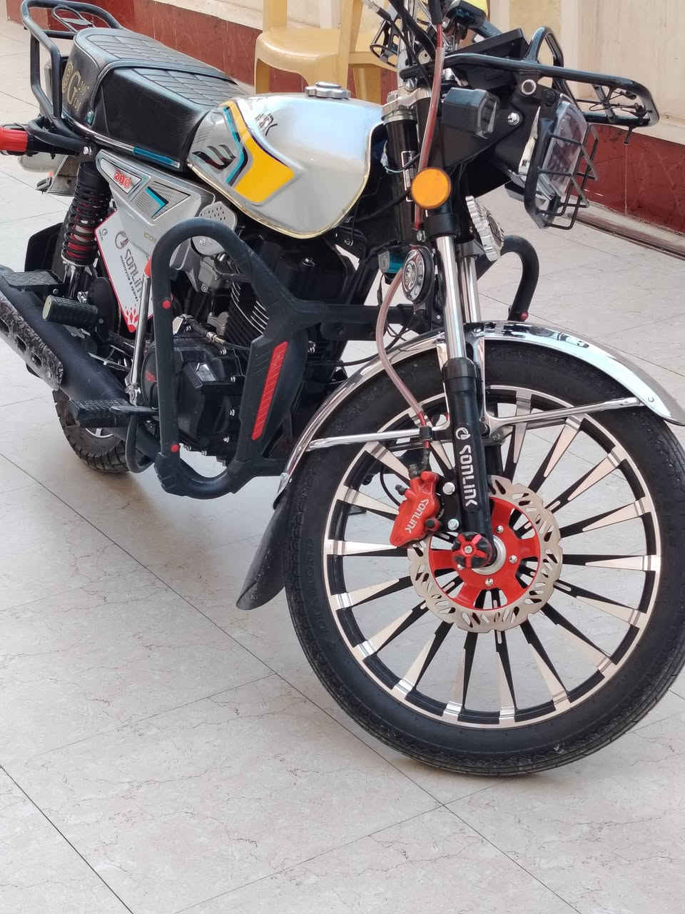 دراجة سولك للبيع
موديل 2025
محرك 200 (ضاغطة وزنجيل) 
بعدها جديده ومجمبزه فول
السعر (مليون و100) وبيها مجال قليل
للتواصل ***********
