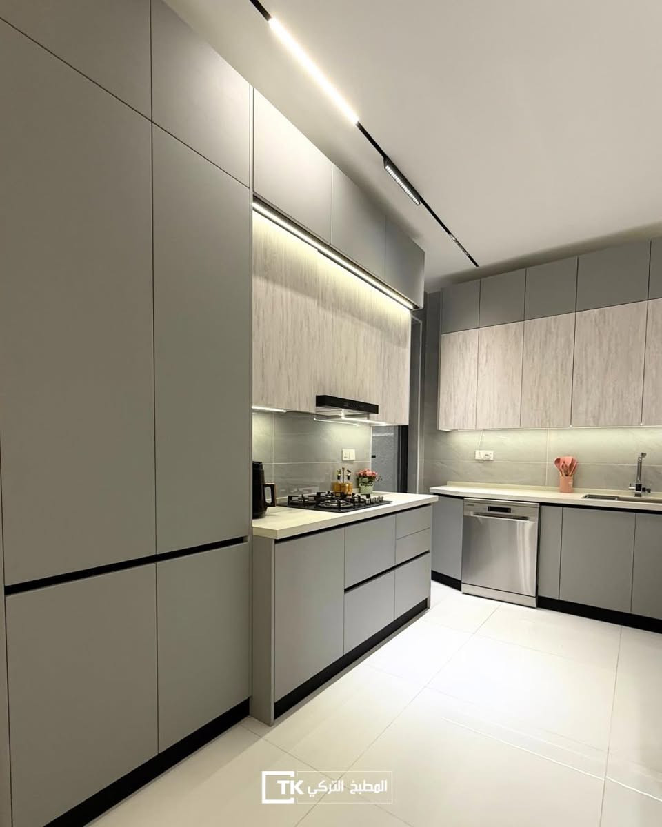 📍 الكرادة خارج – مقابل سما مول
📞 ***********
_____________________

مطبخ عصري بتصميم أنيق يجمع بين البساطة والفخامة ✨
الألوان الرمادية الهادئة منحت المكان إحساساً بالاتساع والرقي، مع دمج ملمس الخشب الطبيعي ليضيف دفئاً وتوازناً بصرياً راقياً
