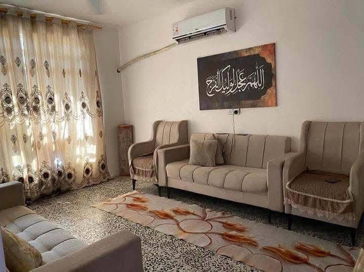 السلام عليكم عندي بيت للبيع تجاوز مسجل بلدية سكينه شارع البدالة والمدارس قبل النهايه قاط ونص بناء طابوق وسقف صب كونكريت مساحة 180 متر بيت فارغ استلام فوري ***********
