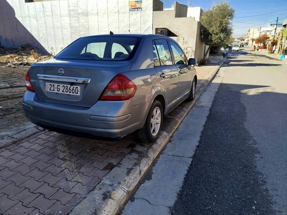 نيسان تيدا 2011 دانسقه لؤك لؤكه هيجى بيوه نيه سؤنه ره كه م داناوه سه نه وى تازه يه تاقم بيشى تازه يه شاشه و كاميرا سندوق به سمه زينؤن جامو ئاوينه كاره با مه كينه 18 سه ياره كه سه ياره ى ماله هيج عه زيت نه دراوه بئ بؤياخ بئ سارد به شه رتى هه موو شتيك نرخى 100 مه جاليكى كه م 
ز.ت ***********
*********** السليمانية, العراق
