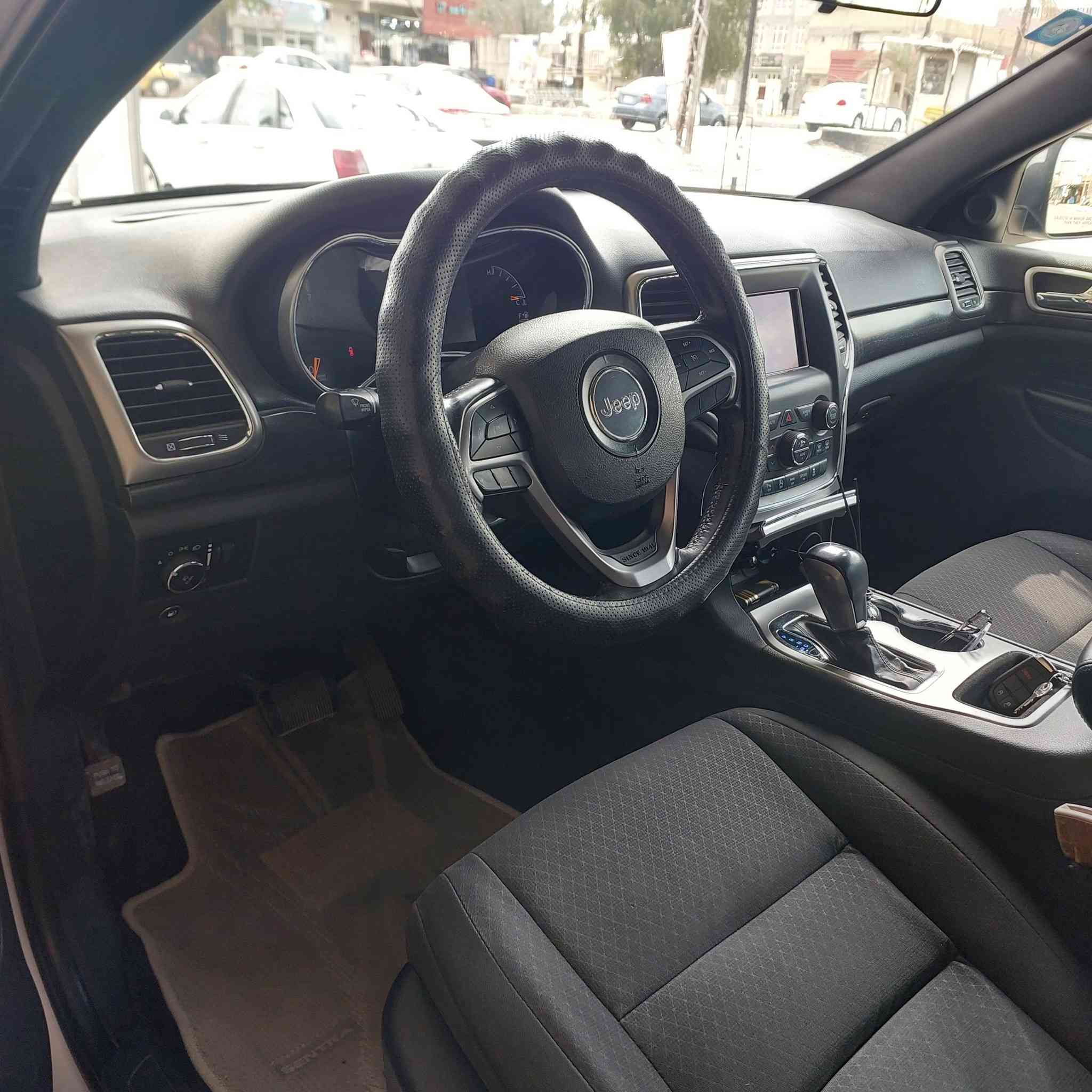 السلام عليكم
جيب شيروكي لاريدو وارد امريكي موديل 2018 بأسمي   صبغ دعامية امامي  
وتكحيل بالباب الخلفي موضح بالصورة  سيارة ماشية 106 الف كيلو متر  مكان السيارة قضاء بلد قرب مرقد السيد محمد عليه السلام 
*********** رقم صاحب السيارة 
السعر 210 ورقة
