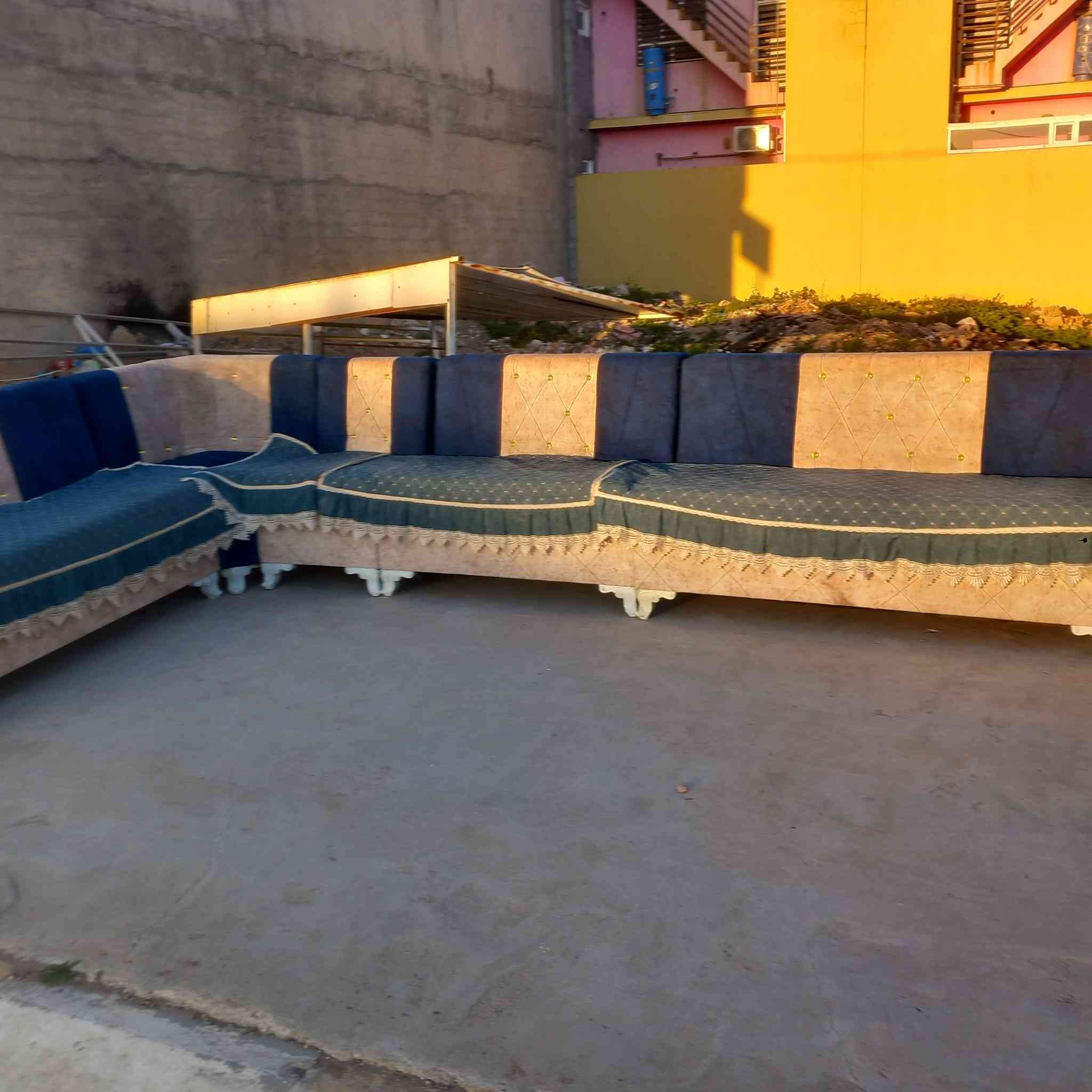 ديوان  عشر مقاعد  نضافه ٩٠ بالميه مع تغليف كامل  
اي استفسار اتصل برقم ***********
