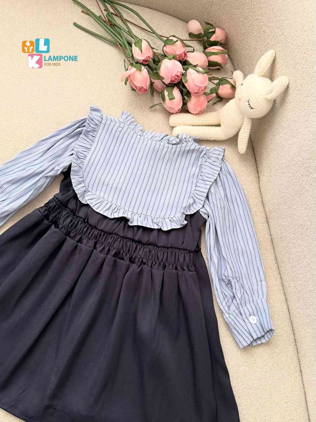 فستان بناتي بتصميم مدمج يجمع بين الأناقة الكلاسيكية والنعومة 💙✨
قطعة واحدة تبدو كقطعتين بتنسيق مريح ومثالي للصغيرات.

✨ تفاصيل مميزة:
• تصميم مدمج يجمع بين قميص مخطط باللونين الأبيض والأزرق السماوي وفستان أسود أنيق
• ياقة مكشكشة ناعمة (رُفلز) تلتف حول الصدر لتضفي لمسة رقيقة
• شريطة (فيونكة) سوداء مخططة تزين الصدر ويتوسطها فص لؤلؤي لامع ✨
• أكمام طويلة منقوشة بخطوط طولية ناعمة مع أساور كلاسيكية
• تنورة واسعة بكسرات خفيفة تمنح طفلتك حرية الحركة واللعب
• قماش عالي الجودة، مريح ولطيف على بشرة الأطفال
• إطلالة مثالية للمناسبات، الأعياد، والزيارات العائلية 📸
العمر: من 2 - 6 سنوات
السعر: 15,000 د.ع
لأن الأناقة تبدأ من التفاصيل الصغيرة التي تمنح طفلتك تميزاً لا يشبه أحد 💙
#لامبوني #اكسبلور_فولو #اكسبلور #ملابس_اطفال #اناقة


**إذا كنت صاحب هذا الإعلان وتريد حذفه لأي سبب، رجاءا أرسل رسالة إلى الدعم الفني**