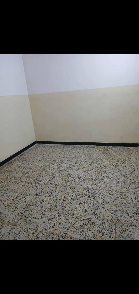 شقه للايجار
شارع المعهد قرب صيدليه تاج المعارك 
غرفه نوم وصاله ومطبخ وصحيات
 كامله مكمله كلشي
( اجاره 250 الف) 
*********** 
ابو علي الركابي
