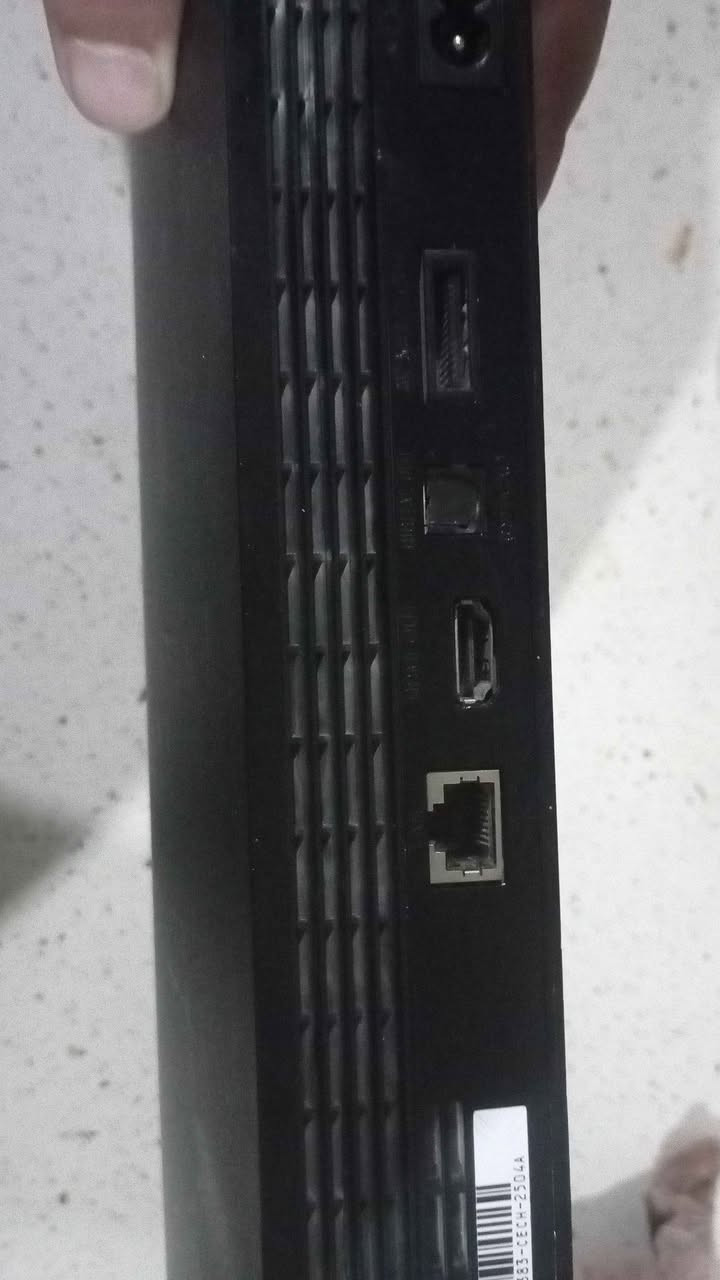 بلي ثري ويا يدات بلي 2 وتحويلات 2 ويا 10 العاب 
ويا تحويله من HDMI الى الفيش 
للاستفسار *********** النجف, العراق
