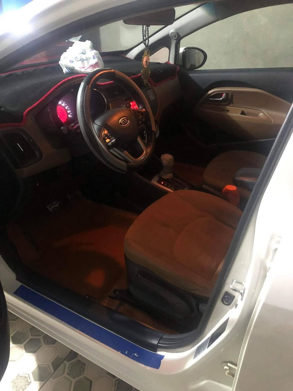 كيه ريو خليجي موديل ١٣ سياره مقفوله من ضربه صبغ وتبديل سياره جديده مال بيت مطالعه رقم أربيل إنكليزي باسمي سعر ٩٨ مكان بعقوبه 
***********
