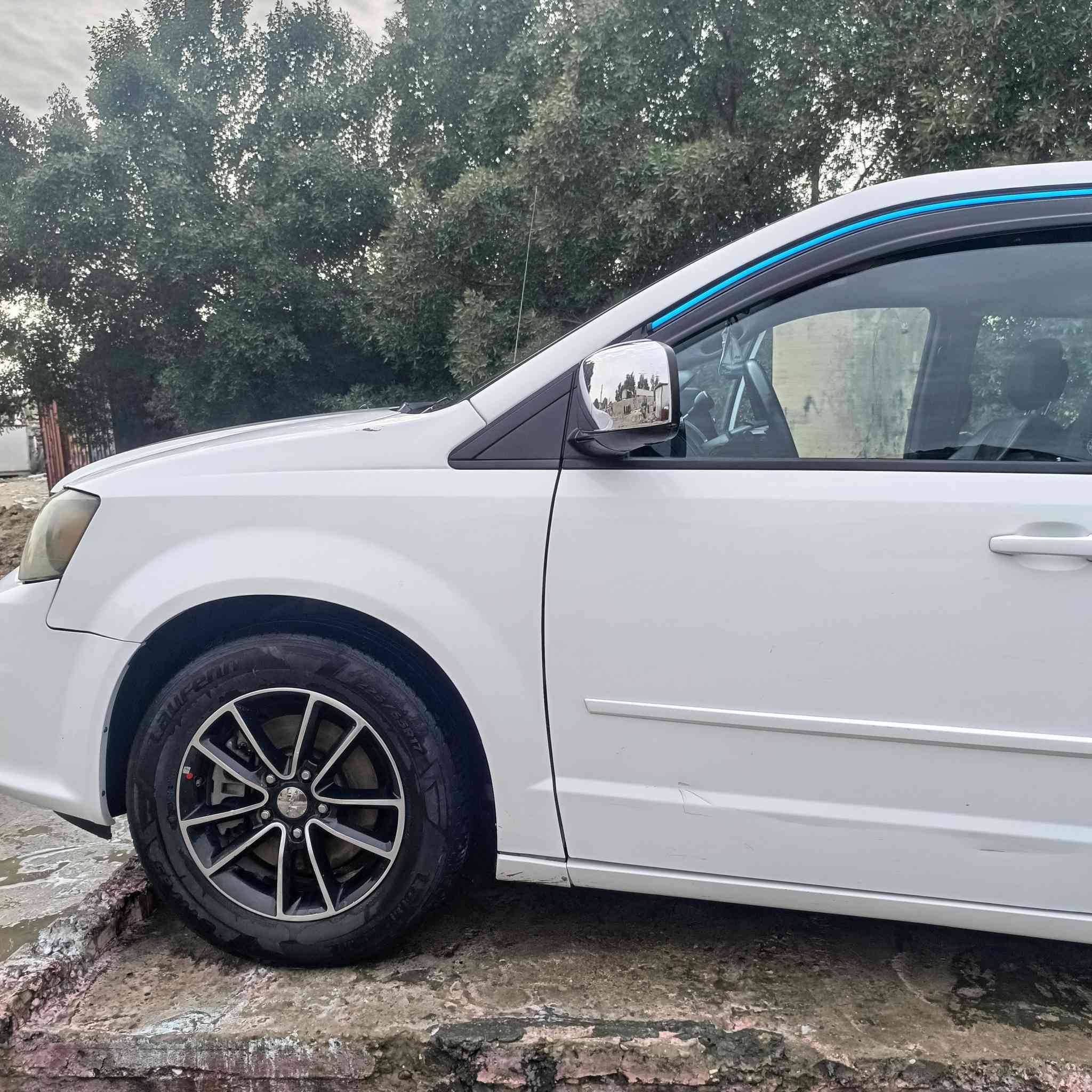 السلام عليكم دوج كرفان للبيع فقط رقم بغداد انكليزي حادثها جاملغ وبنيد الشراي يتصل مكينه كير حداديه كله كامل
السعر 165 وبيها مجال 
***********
