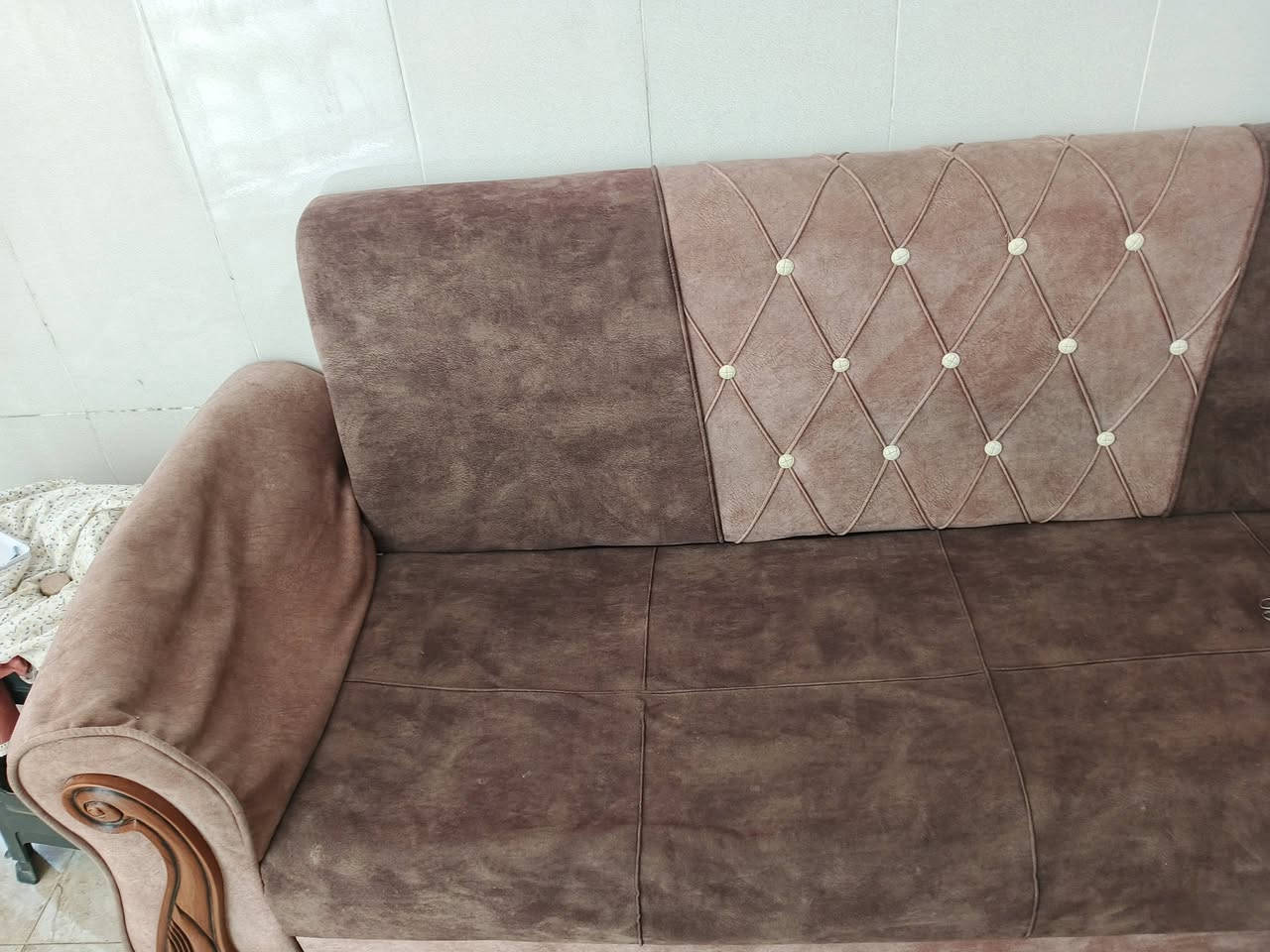 السلام عليكم
عندي ميز بلازمه ورفوف وتخم ديوان 10 مقاعد للبيع الميز جديد لوك والتخم هم نظيف سعرهن قفل 200 ديالى الخالص ***********
