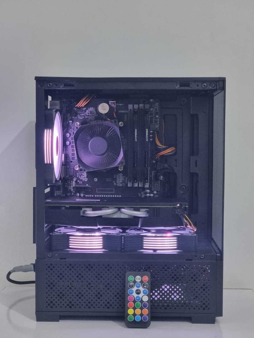 إذا كنت تبحث عن جهاز يجمع بين القوة والسعر المناسب، فهذا الـ PC هو خيارك المثالي! الجهاز نظيف جداً وجاهز للتشغيل فوراً.
المواصفات التقنية:
المعالج: Intel Core i7-4790s (قوة الـ i7 في المهام المتعددة).
كارت الشاشة: RX 580 بذاكرة 8GB (لتشغيل أغلب الألعاب بسلاسة عالية).
التخزين سريع: SSD 120GB لإقلاع الويندوز في ثوانٍ.
مساحة تخزين ضخمة: HDD 1TB لكل ألعابك وملفاتك.
البور سبلاي: 500W أصلي يضمن لك استقرار الأداء.
🚀 الأداء: الجهاز بطل في ألعاب الـ FPS وبرامج المونتاج الخفيفة.
📍 المكان: [يوجد توصيل لجميع المحافظات]
💰 السعر: [450,000] (قابل للتفاوض البسيط).
تواصل معي الآن عبر الوتس اب: [***********] 📞
