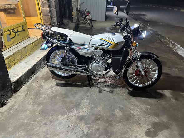 سلام عليكم شباب دراجة البيع موديل ٢٥ دراجة جديدة مثل ما بصورة دراجة مشتريهة من معرض صارلهة ٧ تيام ما بيهة اي نقص العنوان حواس حي أم البنين سعر ٩٥٠مجال بصيط ولمو شراي لا يتعبني رحمة الوالديكم رقم ***********
