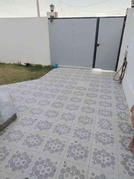 #للبيع_للبيع_للبيع 
••••••••••••
تسلسل(أ/٢/ ٦١٤)

 🔴🏠#دار_سكن_في_الفلوجة - المجمع الذهبي - مقابل الحي العسكري 
✅ طابقين - طابوق- بناء حديث
✅ المساحة 200م  الواجهة 8.5م   والنزال 23.5م 
✅ طابو ملك صرف سكني
✅ شارع 15م تبليط مع رصيف
⭕ يتكون الطابق الارضي من مدخل(مع مجموعة صحية)+ استقبال+ مطبخ بالوجه حار وبارد +غرف نوم عدد 2 + حمام+ صحيات داخلية وخارجية
⭕ ويتكون الطابق العلوي من غرف نوم عدد 2+ حمام وصحيات
🍎 اي ان مجموع غرف النوم هي 4
✅مناور 
✅ ارضية الدار بورسلين بالكامل 
✅حديقة + كراج سيارة 

🚫 الدار جديدة وجاهزة للسكن 

🔴 سعر البيع 225 مليون دينار /تفاوض
ونرفق بعض الصور التوضيحية
 
••••••••••••••••••••••••••••••••••••
⭕ على الراغبين بالشراء زيارتنا في مكتبنا في شارع الثرثار - مقابل جامع سيدنا عثمان
هاتف المكتب :- ***********    ***********
⭕ اوقات الدوام والاجابة على الهاتف:-
من الساعة ٩ صباحا لغاية الساعة ١ ظهرا 
ومن الساعة ٤ عصرا لغاية الساعة ٩ مساءا
