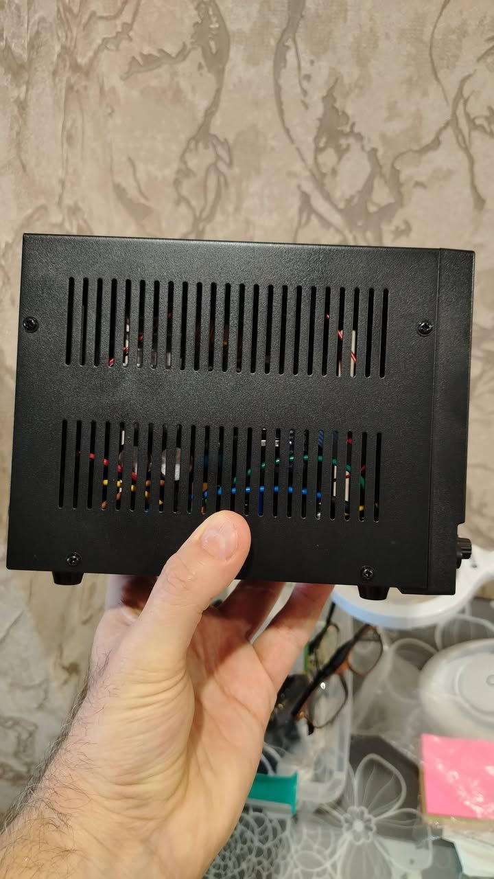 Power supply 30V 10A
الجهاز  هو مزود طاقة مستمر متغير (Variable DC Power Supply) من شركة NANKADF / WANPTEK ويحمل الطراز DPS3010U.يُستخدم هذا الجهاز بشكل أساسي في مختبرات الإلكترونيات، وورش صيانة الهواتف والكمبيوتر، واختبار الأجهزة، وشحن البطاريات؛ حيث يتيح لك التحكم الدقيق في الجهد والتيار الخارجين.الميزات والمواصفات الرئيسية للجهاز:القدرة القصوى للجهد والتيار: يمنحك جهداً قابلاً للتعديل من 0 إلى 30 فولت، وتياراً من 0 إلى 10 أمبير، بقدرة إجمالية تصل إلى 300 واط.شاشات العرض الرقمية: يحتوي على ثلاث شاشات LED منفصلة لعرض القيم اللحظية بدقة لـ:الجهد بالفولت (V).التيار بالأمبير (A).القدرة المستهلكة بالواط (W).مفاتيح التعديل الخشن والدقيق: يحتوي على 4 مفاتيح دائرية (انكودر) لضبط القيم بسهولة:V-COARSE و V-FINE: لضبط الجهد بشكل سريع (خشن) وثم ضبطه بدقة عالية.A-COARSE و A-FINE: لضبط حد التيار بشكل سريع وثم بدقة عالية.ميزة حماية التيار الزائد (OCP): يحتوي على زر خاص بوضع C.C / OCP، والذي يفصل الطاقة أو يطلق إنذاراً عند حدوث تماس كهربائي (شورت) لحماية الأجهزة من التلف.منافذ شحن سريعة الملحقة: يوفر منفذ USB-A باللون البرتقالي ومنفذ Type-C في الواجهة الأمامية لشحن الهواتف والأجهزة الذكية مباشرة.أقطاب المخرجات: يحتوي في الأسفل على منفذ سالب (أسود)، ومنفذ موجب (أحمر)، وبينهما منفذ التأريض الأرضي (أخضر)

السعر 75 الف


**إذا كنت صاحب هذا الإعلان وتريد حذفه لأي سبب، رجاءا أرسل رسالة إلى الدعم الفني**