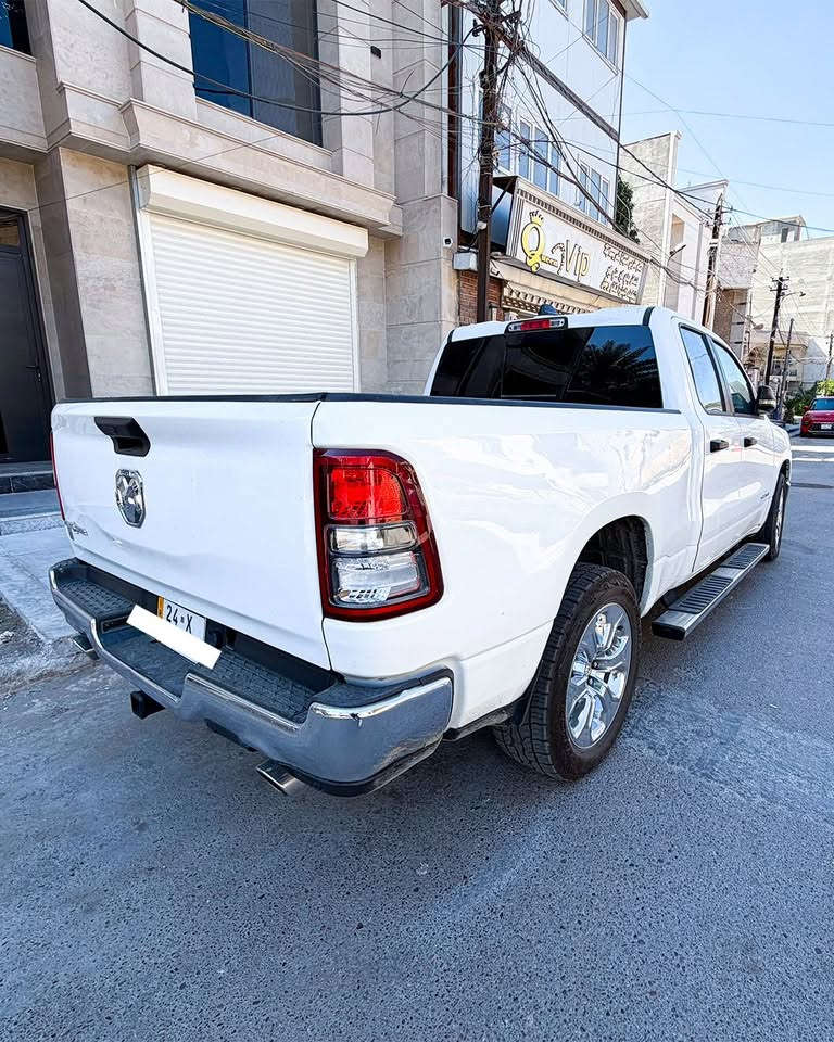 السلام عليكم
🔴 للبيع او مراوس بسورنتو 

RAM 1500 BIG HORN 

رام 1500  باب قصير

الموديل :2023 . (عدادات كيلو متر + لغة السيارة عربية) . 
العداد :   60 الف كيلو
المحرك : V8 5.7L . 
🔴 حادث فقط جاملغ خلفي بدون دواخل
🔴 السعر :  270 وبيها مجال بسيط  
🔴رقم دهوك الجديد

المواصفات :
* نقطة عمياء. 
* كاميرة خلفية.
* لوحة القیادة دیجيتال
* المصابيح الخلفية LED. 
* ⁠المصابيح الامامية زنون
* دخول ذكي (بصمة). 
* تشغيل عن بعد .
* شاشة 
* نظام ملاحة نفكيشن GPS.
* حساسات امامية وخلفية.

* مكيف خلفي.
*محدد سرعة.
* ويل كروم قياس 20 انج.
* نظام اطفاء وتشغيل اوتماتيكي.
* مرايا كهربائية جانبية من الكروم قابلة للطي كهربائيا.
* الشباك الخلفي كهربائي. 
* المرايا الجانبية تدفئة. 
* باب الصندوق كهربائي.
* امكانية تعديل ارتفاع دواسات البنزين والبريك.
* هاند بريك كهربائي.
* حساسات امامية. 
* حساسات خلفية. 
* مرايا مع خاصية التعتيم الذاتي. 
🔴 مكان السيارة بغداد 
   :
 التواصل على الرقم***********
