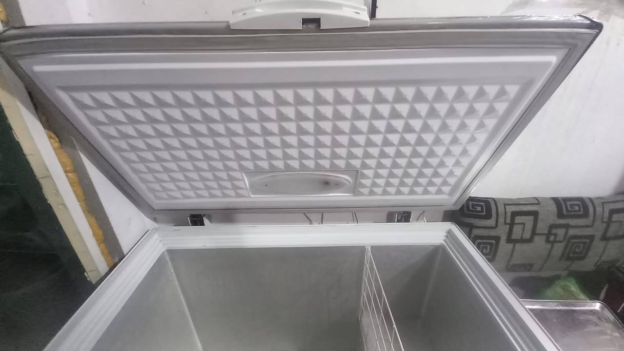 السلام عليكم
براد بيبسي نوعية ايگور 300 الف 
مجمده شغالة شرط التجميد 250 الف 
العنوان حي المختار قرب معمل الطرشي 
***********
