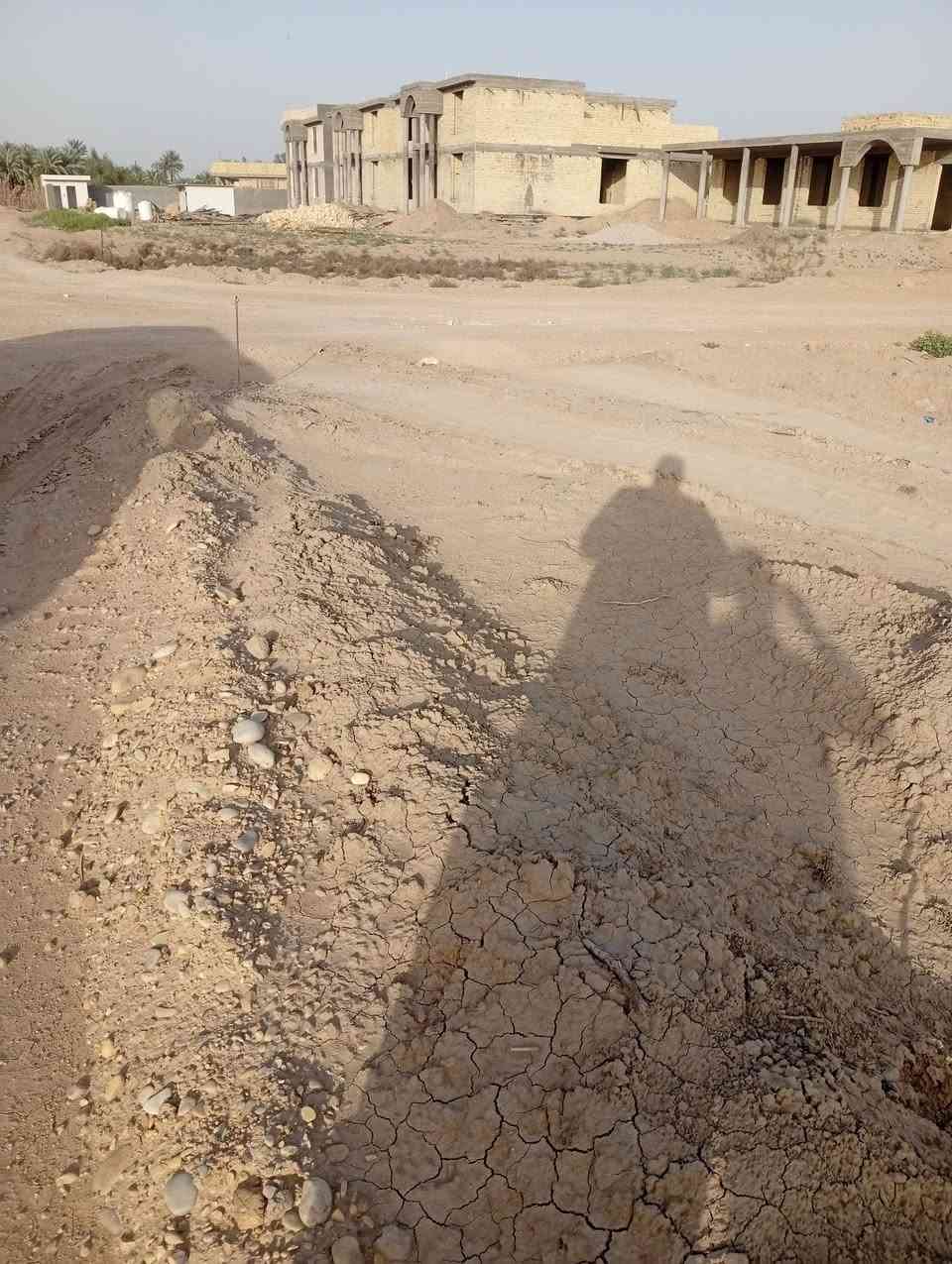 قطعه ارض للبيع حي الزهور مقابل المعارض تبعد عن الشارع العام ١٠٠م طابو زراعي سند ٢٥تحويل بالاسم مباشر مساحه ٢٥٠متر كافه الخدمات ركن شارعين بابل ناحيه الشوملي السعر مناسب للاتصال ‏‪0771 935 0182‬‏
