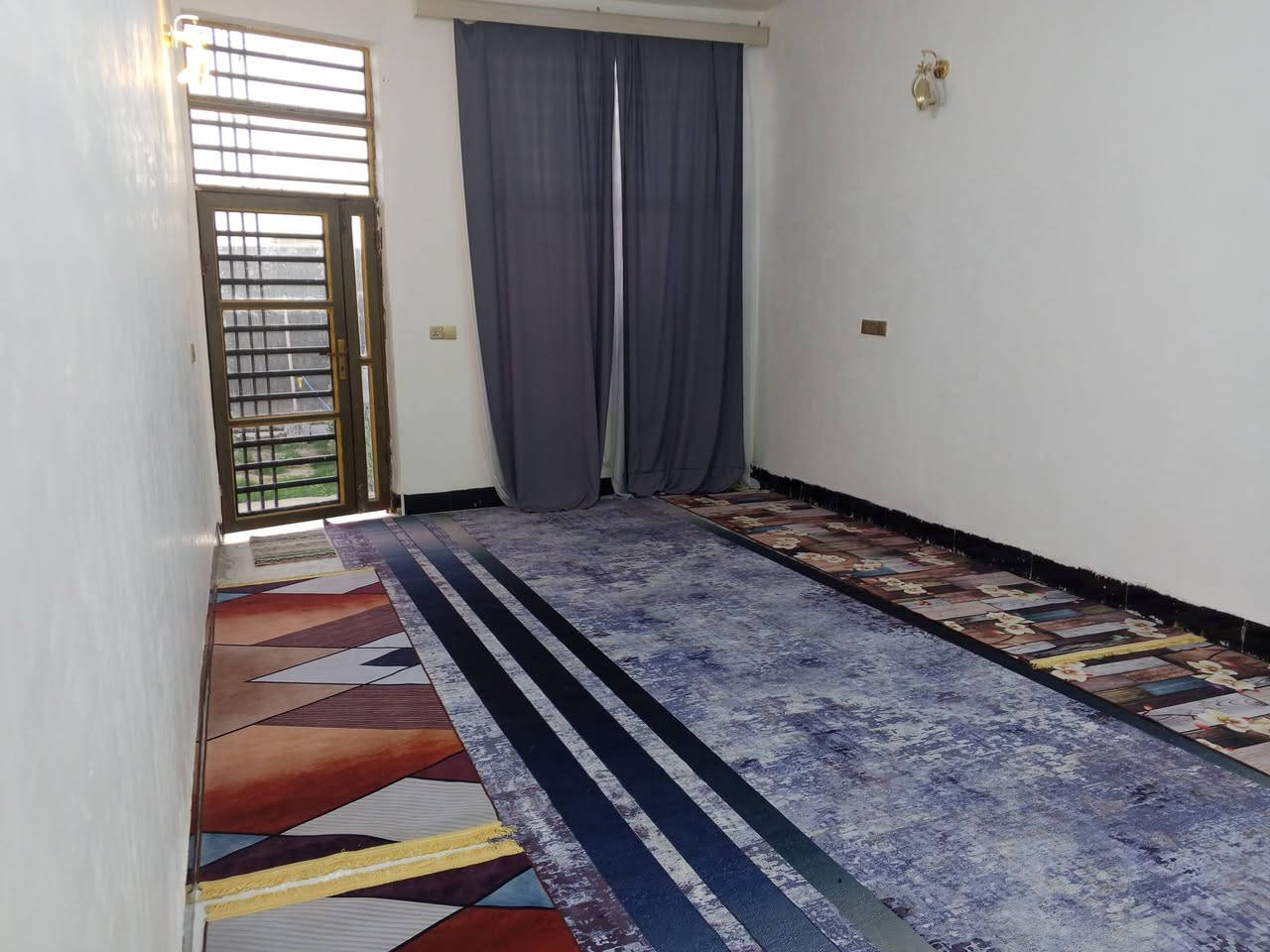 السلام عليكم للبيع بيت حي العدل مساحه 300 متر بناء حديث كافه الخدمات ماء كهرباء تبليط للاستفسار ***********
