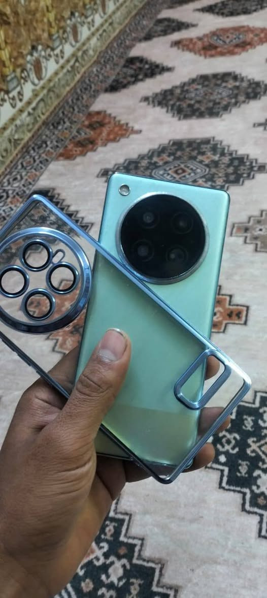 ماعندي توصيل بدون غراض 
ما مفتوح جهاز فقط بس جراره مال سيم كرت غيرته لونه أسود  ... فقط بس شراي يتصل مو شراي لا يراسني بياع شراي لا يراسني ع فيس ما ارد 
اسم جهاز زيرو 40 
ذكرته 512 مو 256 
رام 12 .... شاشه 120 هيرتز
كامره تخبل بصمه بل شاشه سريعه صوته عالي كلش 
سعره 230 مو شراي لا اصير لوتي يكسر بل سعر كبل حضر جماعت 185 لا تعلق مكاني بغداد حي أور جامع فردوس رقمي ***********
