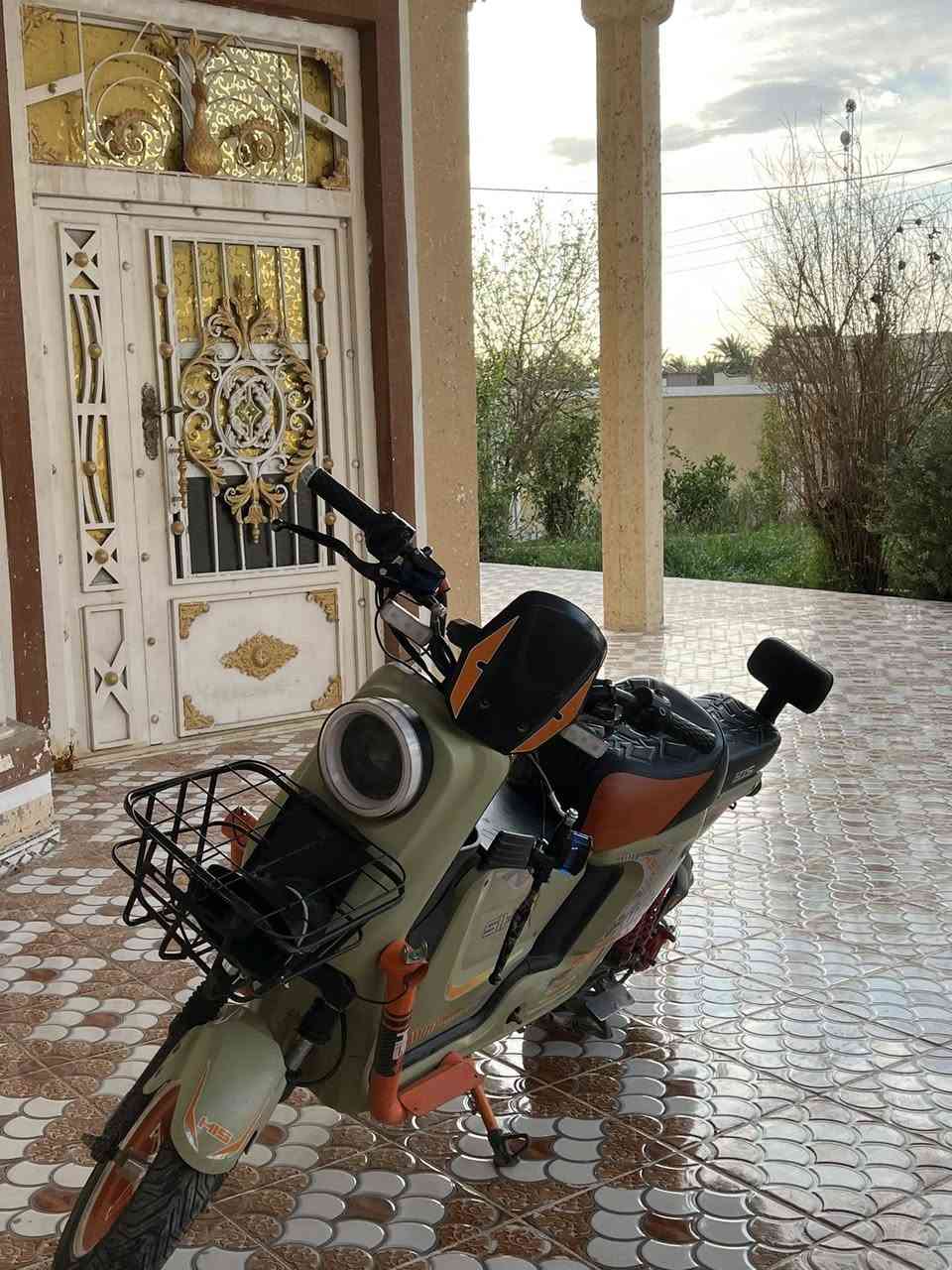 السلام عليكم عندي دراجه شحت H900مابيشي نضيف بطاريه جدد بيه جنطه بلنص ابريكات بل مكان العنوان اديالى الخالص التحويلة الكوتي الغوالبه الاتصال بل الرقم ***********
