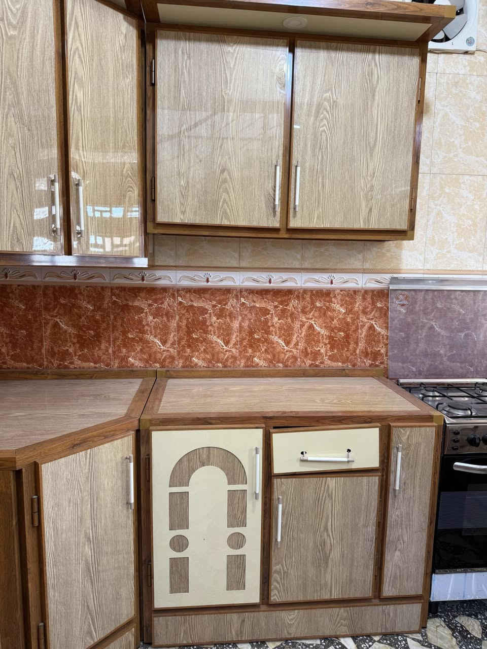 السلام عليكم 
للبيع كاونتر مطبخ كامل مسخدم نظيف جداً و بسعر مناسب 
للاستفسار الاتصال على الرقم 
***********
