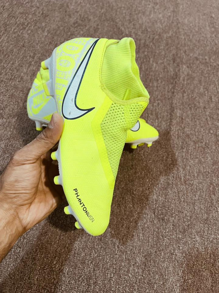 تحفه شرط
نايك فانتوم
قطعه مختلفه شرط 
اصلي باله 
قياس40
تلبس41 ونص 
اسم مستخدم شرط 
السعر خاص 
توصيل موجود 
واتساب متوفر 
***********
