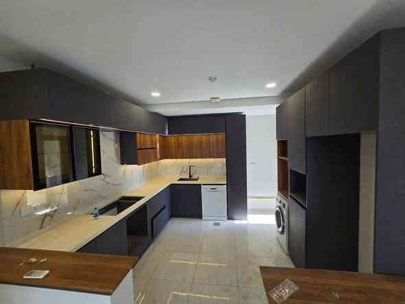 سلام عليكم للايجار  بسعر مناسب 
طابق 14 
مجمع الروان  السكني  حي الحسين مجاور شارع المطار
شقة مساحة 200 م 3 غرف نوم 2حمام  صاله داخلية + استقبال  اطلالة جميلة بالكون متصل حرف L   وايضا يجي وياها سبالت عدد 5 ومطبخ كامل ايطالي 
 

  ***********
