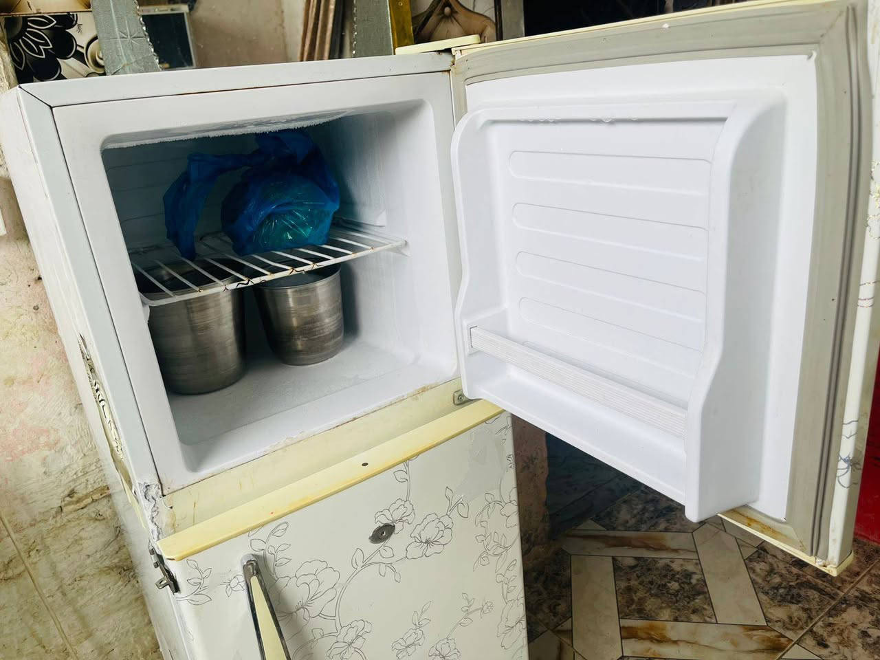 ثلاجه صغيره شرط الثلج السـعر///100 المكان ناصريه حي الشهداء الرقم///***********
