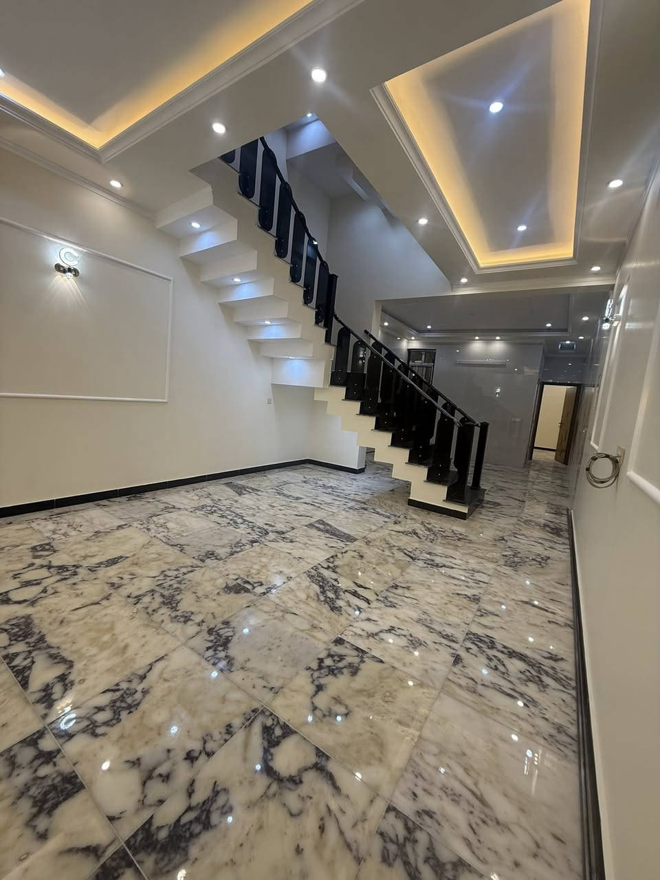 للبيع زيونه 710
150متر بناء 2026 زيرو 

واجهة لبيت 5م ولنزال 30م

شارع ممتاز للسكن رصيف متر ونص 

يحتوي لدار على مدخلين 

استقبل مع صحيات ضيوف 

مطبخ حار بارد 

4 غرف نوم 

3 صحيات سعر مناسب للشراء 

***********
