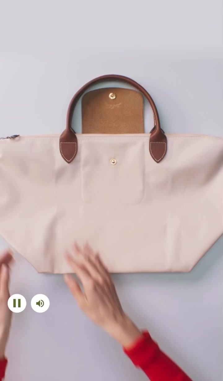 حقيبة نسائية فخمة وأنيقة من ماركة Longchamp الفرنسية الاصلية ✨
تصميم فرنسي راقٍ يجمع بين القماش المتين والجلد الروسي الطبيعي الفاخر، خفيفة وعملية ومثالية للاستخدام اليومي أو السفرات .

✔ جودة عالية
✔ تصميم كلاسيكي راقٍ
✔ مريحة وخفيفة بالحمل
✔️ممكن استخدامها كحقيبة صغيرة او كبيرة 

🔹القياس 
في حال الحجم الكامل 
الارتفاع 30cm
العرض 28cm

للاستفسار خاص
توصيل متوفر


**إذا كنت صاحب هذا الإعلان وتريد حذفه لأي سبب، رجاءا أرسل رسالة إلى الدعم الفني**