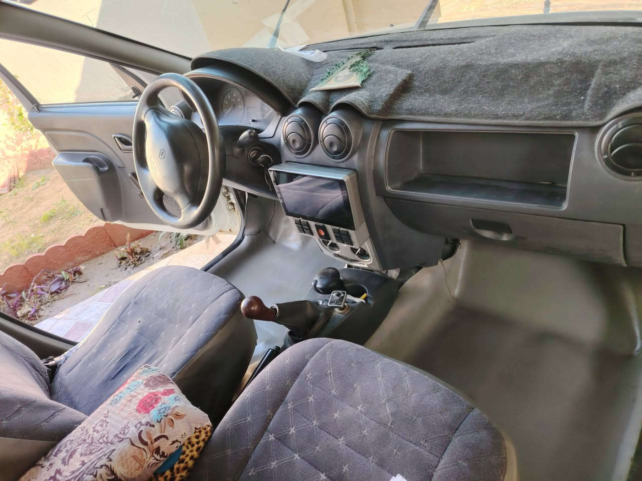 رينو للبيع موديل 10مكان ديالى محرك كير مكفولات سعره 46بيه محال ***********
