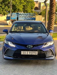 كامري 2023 هايبرد للبيع فقط بصمه ابواب  شاشه وكامره دواره  قطعتين تبري...