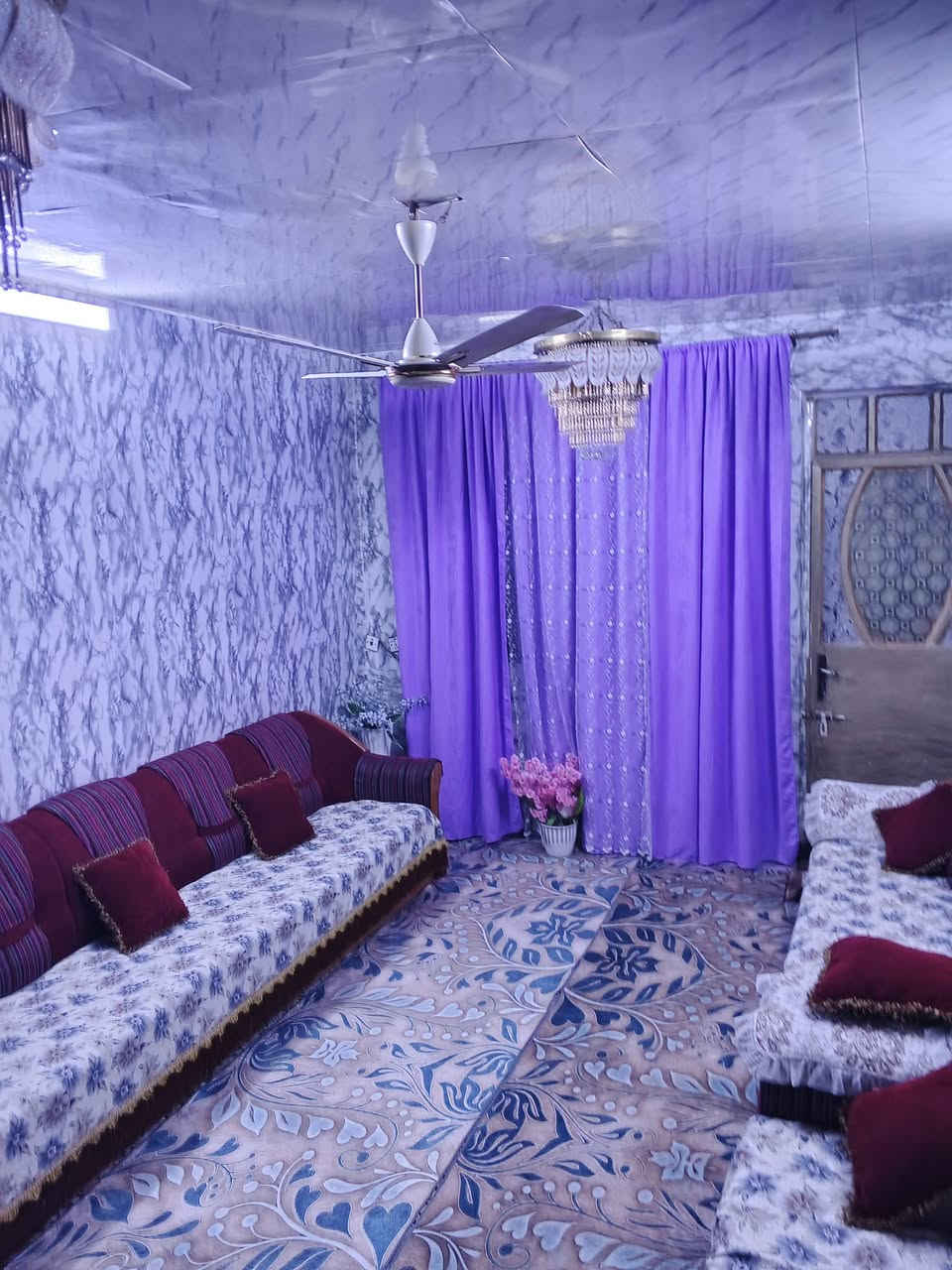 سلام عليكم بيت اللبيع مكان حي طارق القديم علا شارع لعام كافة الخدمات موجودة ماء خطين مجاري كهرباء تبليط أنترنيت ضوئي علا خدمة لبيت المساحة لكلية 175 متر لبيت علا شارع عام قرب سعد المضمد وملعب كريدي يحتوي علا صالة ومطبخ وستقبال لطول 6م ولعرض4م وغرفة نوم فوك وجوة غرفة صغيرة مسوينهة مطبخ وغرفة جبيرة وحوش جبير حوالي4 سيارات يوسع لمكان حي طارق شارع القديم علا شارع عام قرب سعد المضمد رابع بيت علي و لملعب اخضر تجاري رقم اتصال *********** رقم ثاني *********** وتساب
