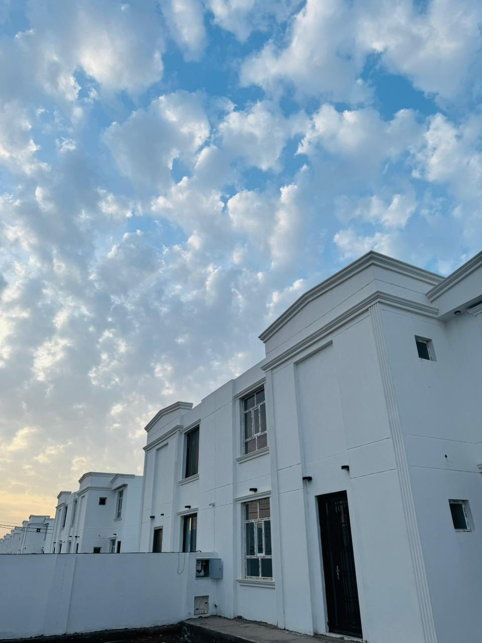 دار سكن للايجار في محافظة الديوانيه 
مجمع القضاة مقابل جسر التربيه 
المساحه ٤٠٠ متر 
٥ غرف نوم +صاله + مطبخ واستقبال وكراج سياره وحديقه 
شارع ٢٠ الرئيسي
بوابة دخول ونضام امني كافة الخدمات ماء كهرباء تبليط 
ثالث بيت عن الشارع السايدين 
للاستفسار الاتصال على الارقام التاليه او مراجعة مكتب الحولي للعقار 
***********
***********
