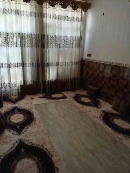 مشتمل مساحته 100م  الواجهه 5م والنزال 20م في الفلاحية حي الجامعة قرب أسواق فدك يبعد عن شارع 30 فرعين طابق ونص الأول متكون من غرفه وهول واستقبال ومطبخ وصحيات والطابق الثاني غرفه وهول وصحيات وسطحين ومجموعه صحيات خارجيه بناء حديث كافة الخدمات متوفره 
***********  .
