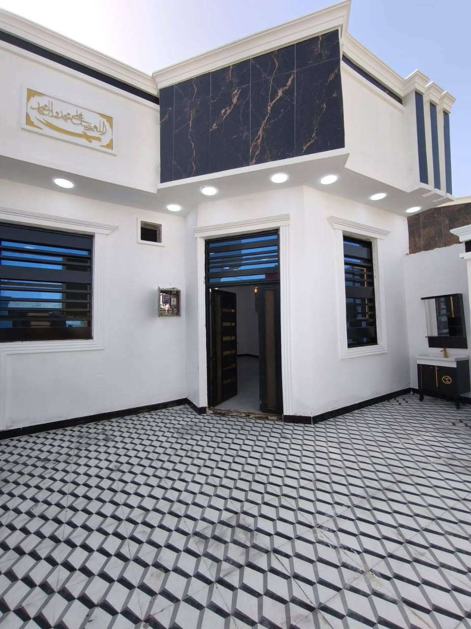 #أسعد_الله_اوقاتكم_بكل_خير ✨
***********)
يتوفر ثلاث دور سكن للبيع التفاصيل ⬇️
المساحة البيت. 170 م
#جنس_العقار ::  طابو زراعي عراقي سند25

#العنوان :: البصرة أبو الخصيب طريق سيد حامد 

يحتوي البيت الواحد على غرفتين منام+ ديوان صاله+مطبخ +صحيات داخليه وخارجية

#السعر البيت الواحد 82 وبي مجال 
#للاستفسار الاتصال على الهاتف 📞📳
📳((***********))
