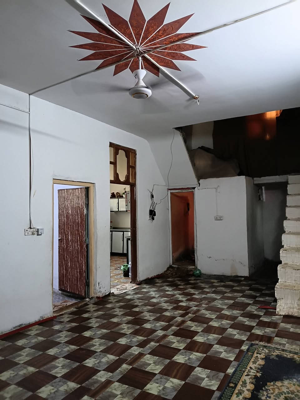 السلام عليكم بيت للبيع 
قرب مفرك شريفة بنت الحسن 
المساحة ١٩٠م
يحتوي الطابق الأرضي ع غرفتين صالة كلدور مطبخ 
الطابق الأول يحتوي على غرفتين +مجمع صحيات
السعر /٥٦
رقم الهاتف /***********
***********
