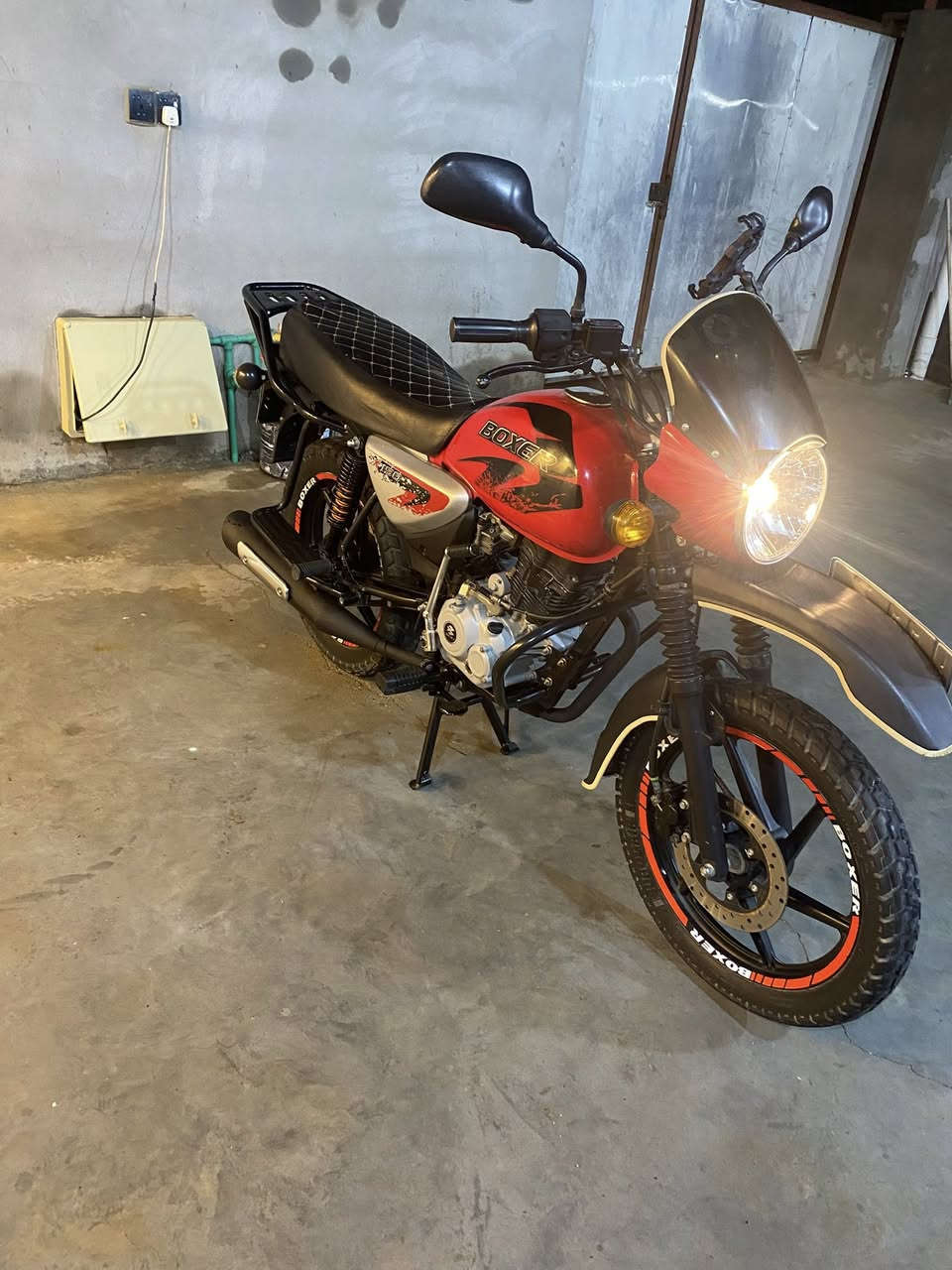 بوكسر موديل 22 رقم بغداد بأسمي كفالة عامة من محرك وشاصي ونواقص على وضع الشركة مكان بغداد تقاطع نهروان *********** ماشية 21 الف حقيقي  السعر 2500 وبيها مجال
