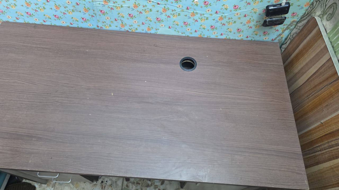 مكتبه
الطول 120
النزال 60 
الارتفاع 76
سعر 65
و كرسي سعر 15
بغداد حي البتول رقم الهاتف ***********
