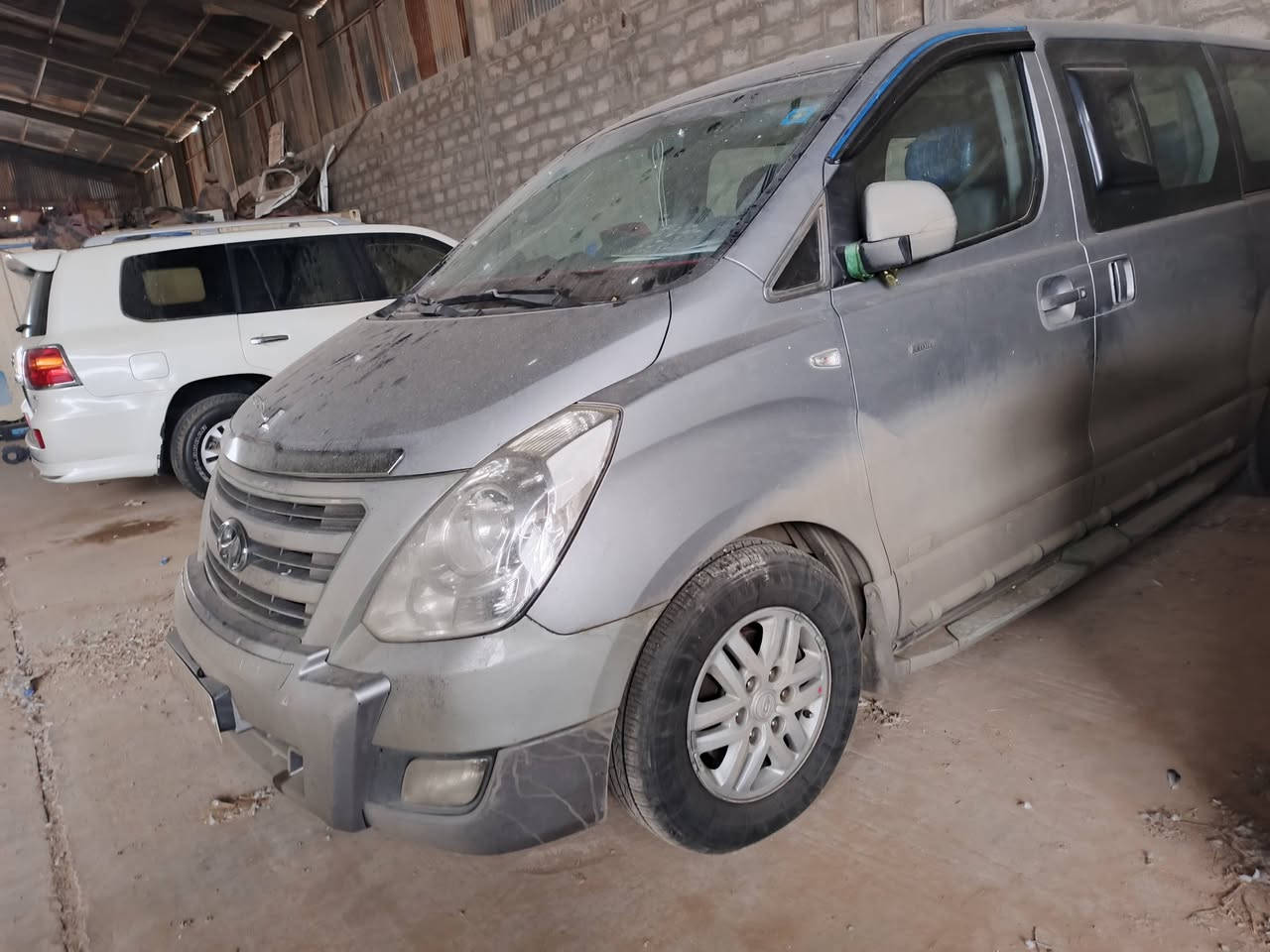 ستاركس موديل ١٥ أصل مكينه ١٢ بيه قطعتين بصيطات ولباقي كفاله سياره حلوه وبلخير عل ياخذه ما مشتغله شي قليل ستخدام شخصي
