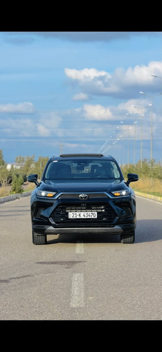 Toyota Grand highlander 2024 
.
XLE - AWD - hybrid 
ماشیە ٣٥ الف مایل
.
• المحرك: 4 سلندر، سعة 2.5 لتر (هايبرد).
• القوة: 245 حصان.
• نظام الدفع: دفع رباعي (دبل اكسل / AWD)

أنماط قيادة متعددة (Sport - Eco - Normal).
بانوراما 
3 صفوف من المقاعد (تتسع لـ 7 ركاب).
کشن vip
مقاعد جلد.
مقاعد كهربائية
تدفئة المقاعد الأمامية والخلفية.
مقاعد الصف الثالث مرتفعة ومريحة.
صندوق خلفي كهربائي
شاشة كبيرة مقاس 12.3 إنش.
گیج دیجیتال
دعم نظام كاربلاي (Apple CarPlay).
منافذ Type-C متوفرة في جميع الصفوف الثلاثة
رادار كامل (Full Radar).
فرامل تلقائية (Auto Brake).
نظام قراءة علامات المرور
رادار المرايا الجانبية لنظام كشف النقاط العمياء (Blind Spot Monitor).
المرايا: مرايا جانبية مدفأة (Heated Mirrors).
أضواء أمامية LED.
ويل مقاس 18 إنش.

سیارة بدون صبغ بس شوي pdr من چاملغ و من صندوق ـ رقم شاصي :
5TDACAB58RS017603
.
سعر السيارة ٣٦٥ ورقة 
.
***********
مکان سیارە کلار
