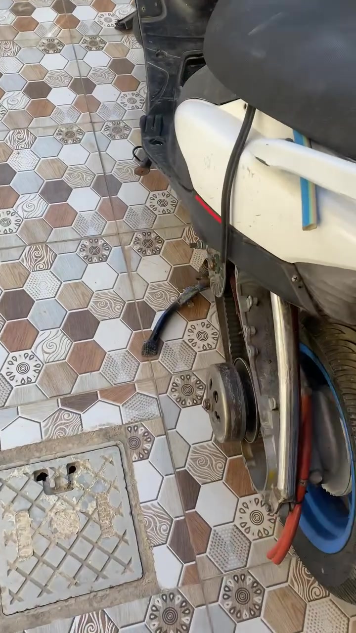 سلام عليكم دراجه لبيع متروكه صالها هواي حاطها بالبيت لا اطلع بيها ولهه دراجه تأخذ بس ماتشتغل بالنسبه الي هذا العندي تفيدك كلها تزويد مزوعه تفاصيل اكثر خاص السعر 500وبيها مجال واذا اكو مراوس ماكس حلوه اروس الرقم/***********  /متواجد خاص
