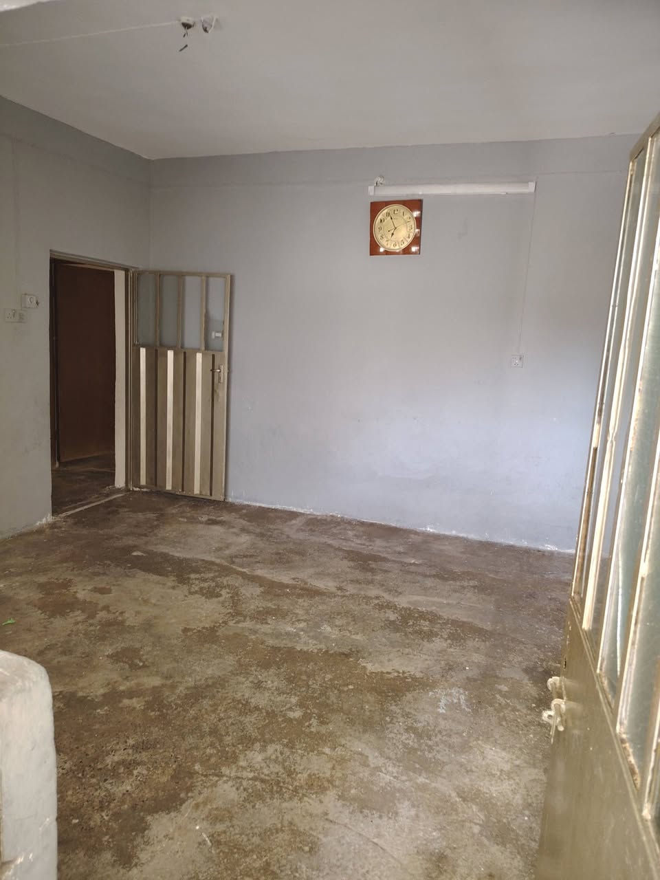 ياالله بيت للأيجار يتكون من غرفة وهول استقبال مطبخ مجموعة صحيات العنوان خلف ملاعب باب السور للتواصل ***********
