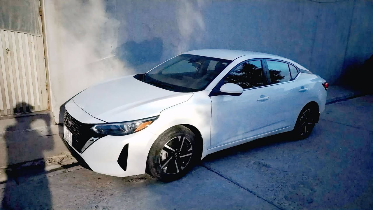 Nissan Sentra 2024 SV
ماوەی ڕۆشتن:(٥٠)هەزار کیلۆمەتر 
پارچەی بۆیاغ : نیەتی 
ئێرباگ : هەمووی تەقیوە وەک لە وێنەکانا دیارا تایەیی لای سەکنی بەر شت کەوتووە و دەعامێکەی لێ بۆتەوە و ئێرباگەکانی تەقیوە.
گێر و مەکینەی بەشەرت بێ کێشەیە و بێ تەقە و رەقە 
دەرگایی دوای سایق ئەو شوختەی تیایە تەنها .
رەقەم و سەنەوی تاکوو ٢٠٣٠ تازەیە 
ژمارەی شانسی :
3N1AB8CV4RY209607
ژمارە مۆبایل : 
***********
ناونیشان : هەولێر
